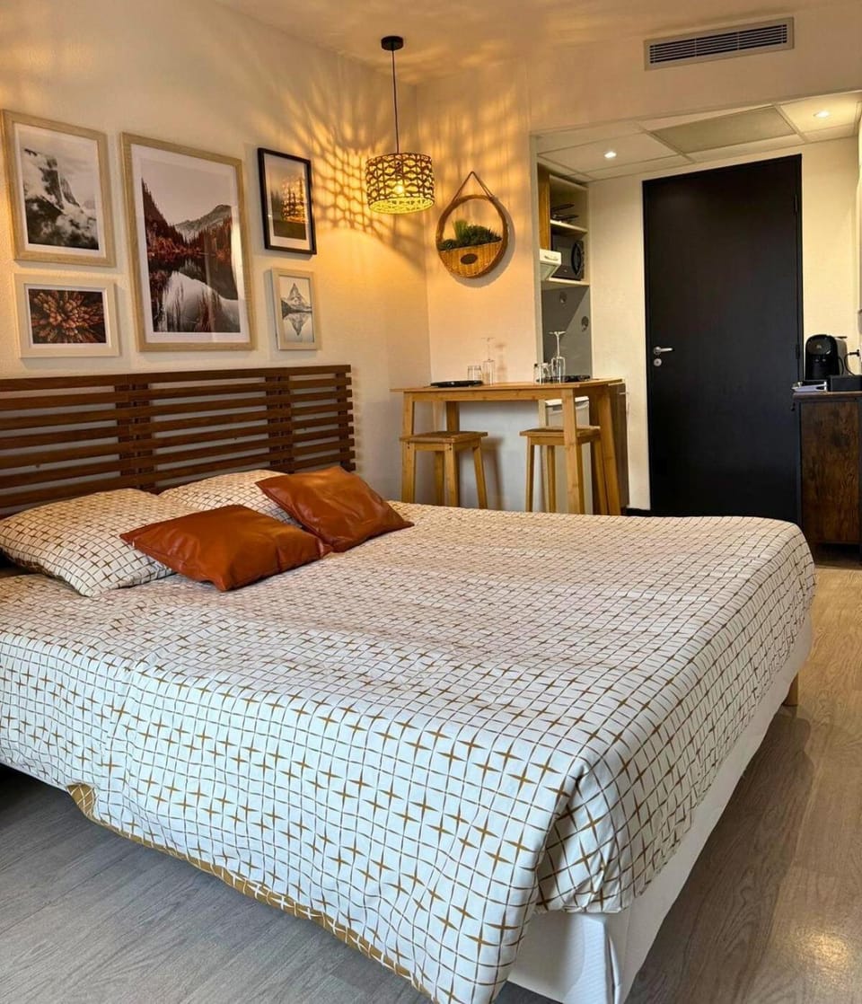 Living room, Photo of the whole room, Bedroom