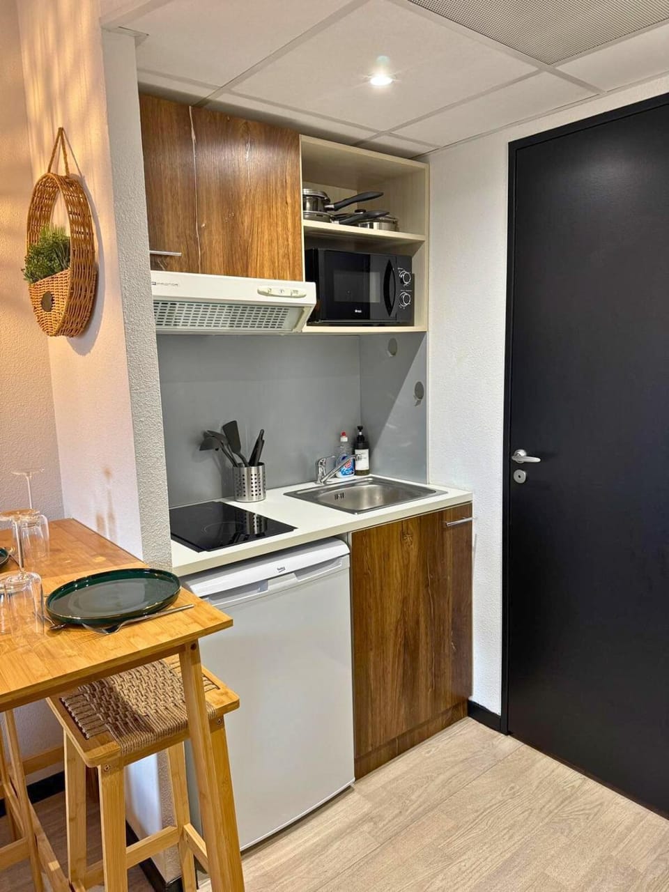 Kitchen or kitchenette, stove