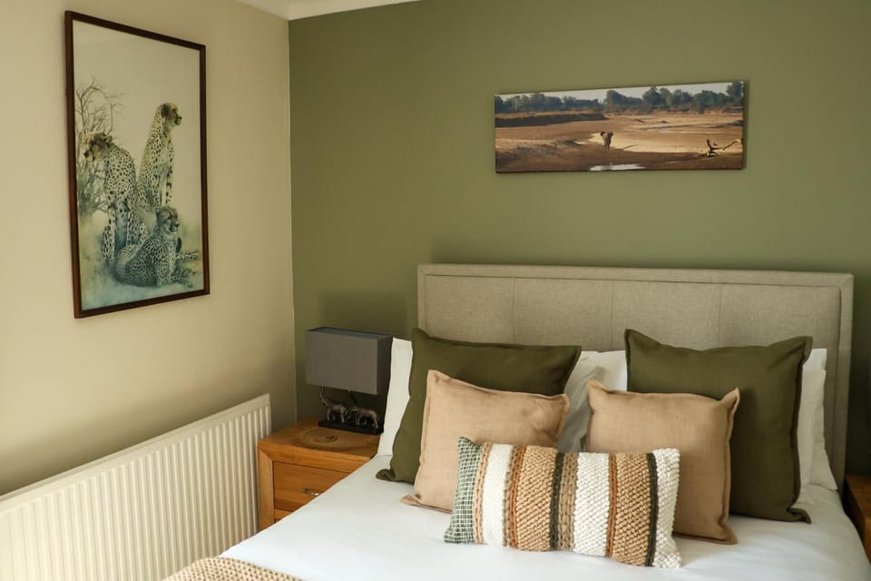 Bed, Photo of the whole room, Decorative detail, Bedroom