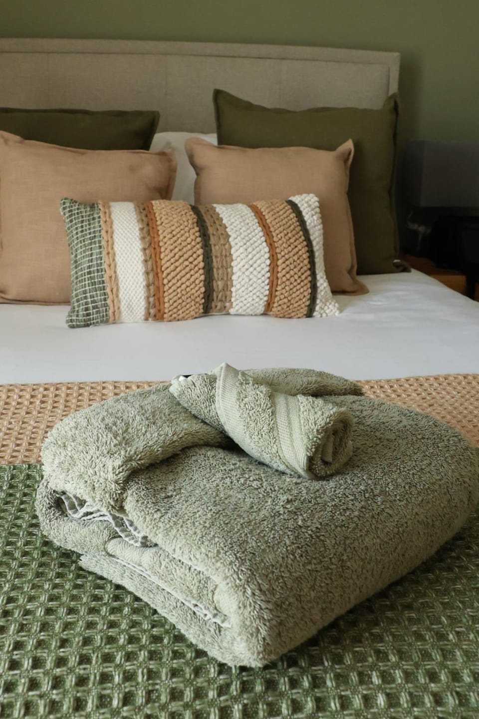 Bed, Decorative detail, Bedroom, towels
