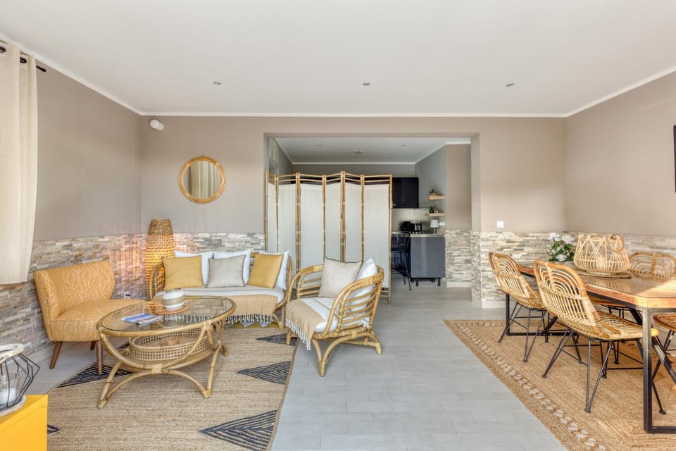 Communal lounge/ TV room, Living room, Dining area