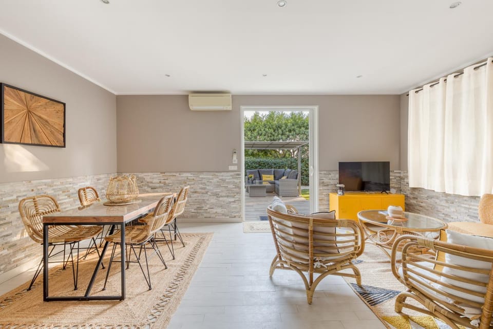 TV and multimedia, Dining area, air conditioner