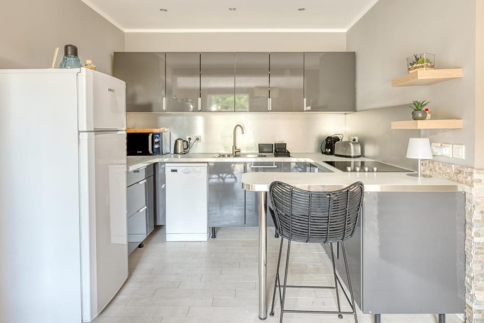 Coffee/tea facilities, dishwasher, microwave, oven, toaster, kitchen
