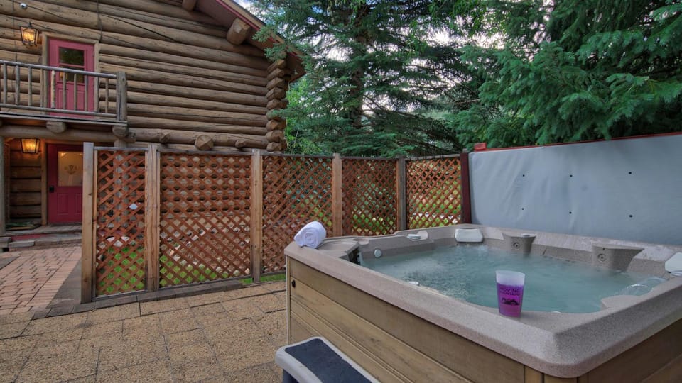 Property building, Patio, Day, Natural landscape, Hot Tub, towels