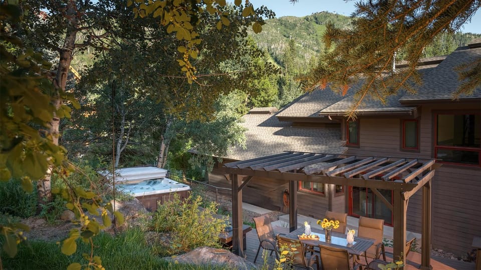 BBQ facilities, Hot Tub, Seating area