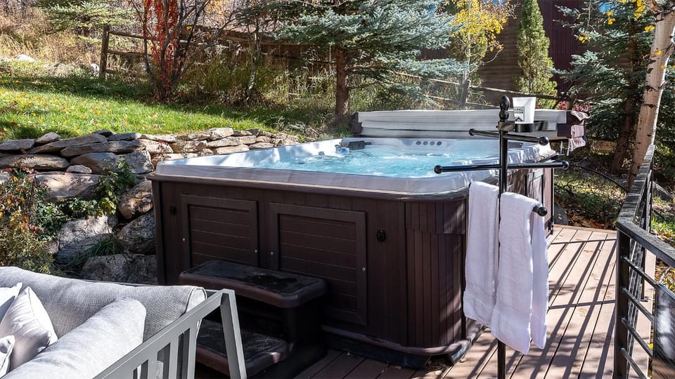 Hot Tub, towels