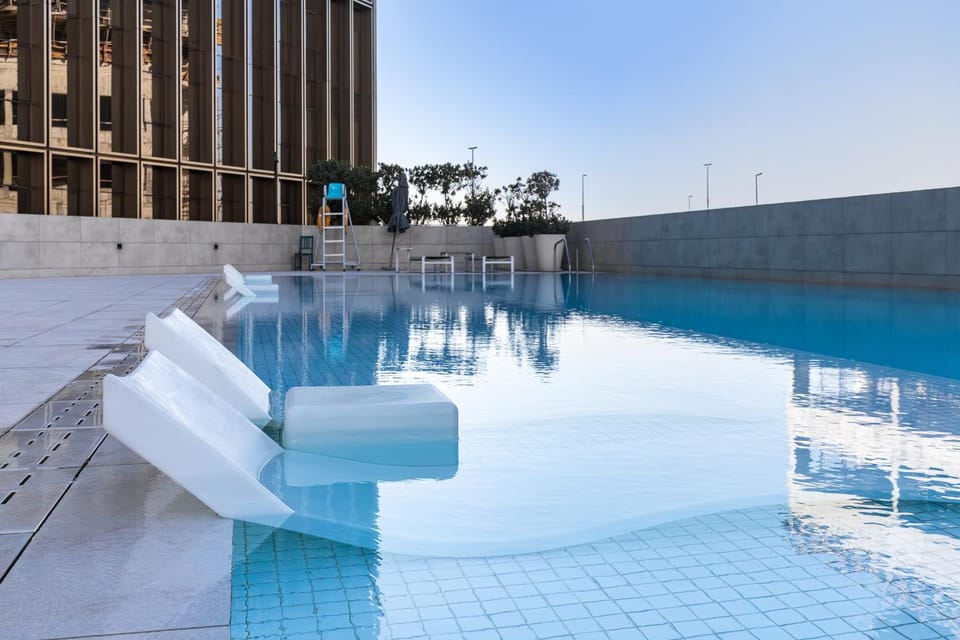 Property building, Day, Pool view, Swimming pool, Swimming pool