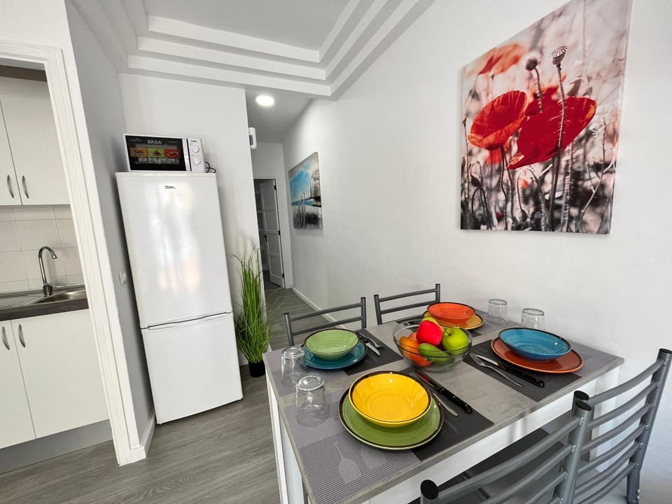 Kitchen or kitchenette, Dining area, oven, stove