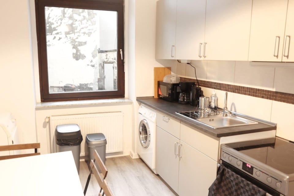 Coffee/tea facilities, Kitchen or kitchenette, Dining area, microwave, oven, stove, toaster, washing machine, dryer