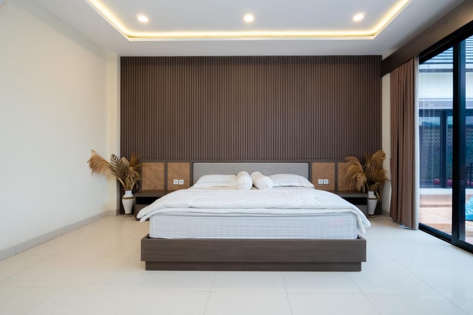 Bed, TV and multimedia, Bedroom, towels, air conditioner