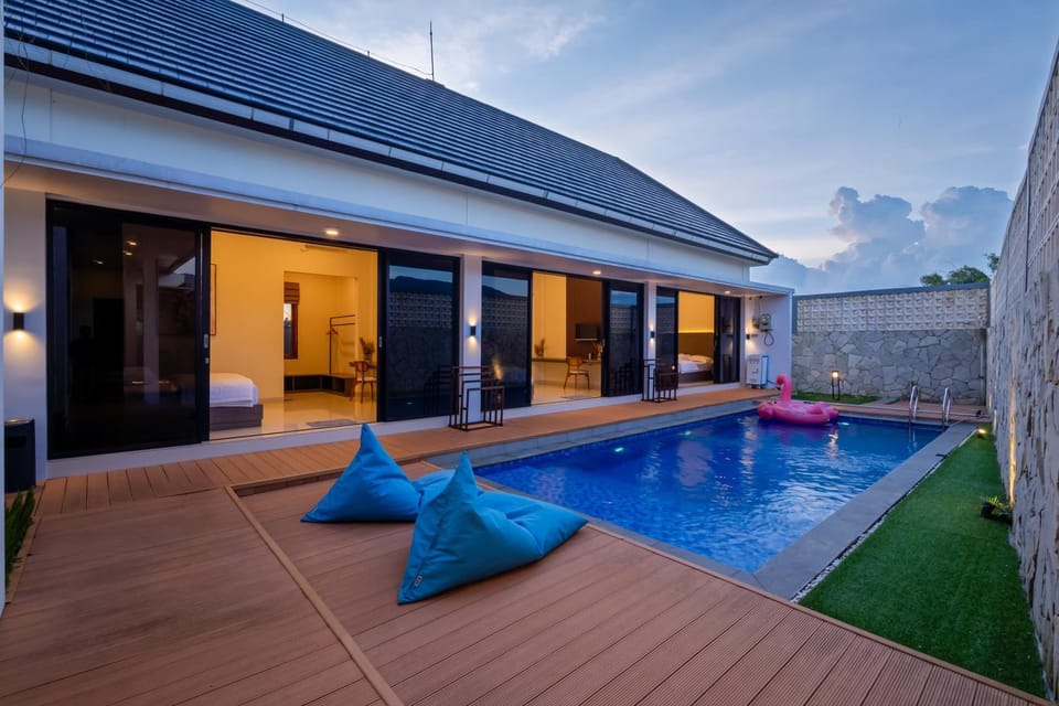 Natural landscape, Bedroom, Swimming pool, air conditioner