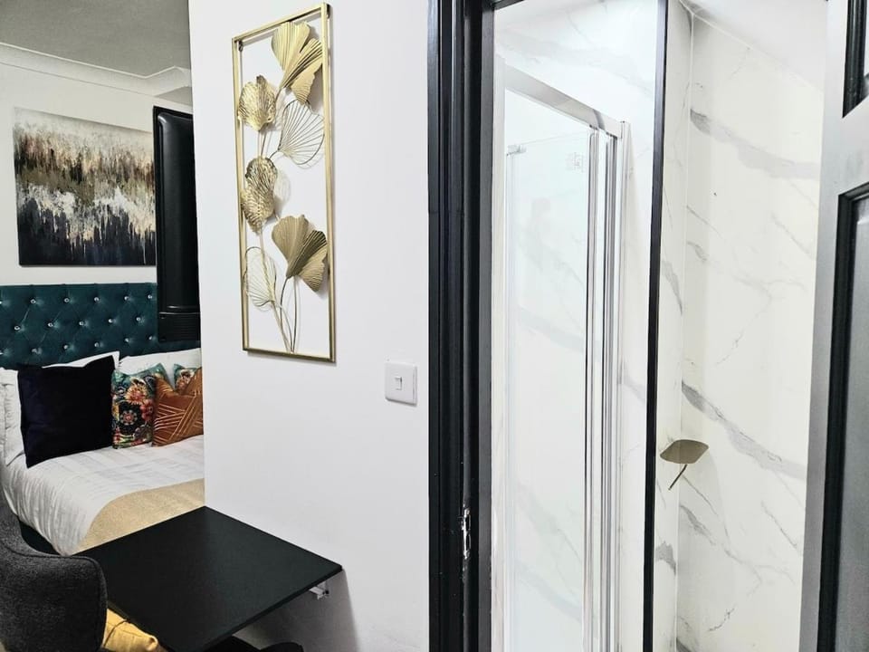 Bed, Bathroom, TV and multimedia, Photo of the whole room, Bedroom, wardrobe