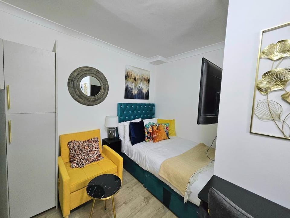 Bed, TV and multimedia, Living room, Photo of the whole room, Seating area, Bedroom