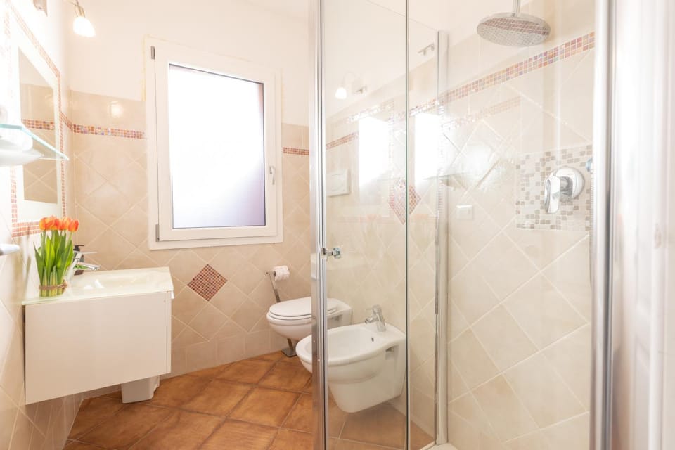 Shower, Toilet, Bathroom, bidet, towels