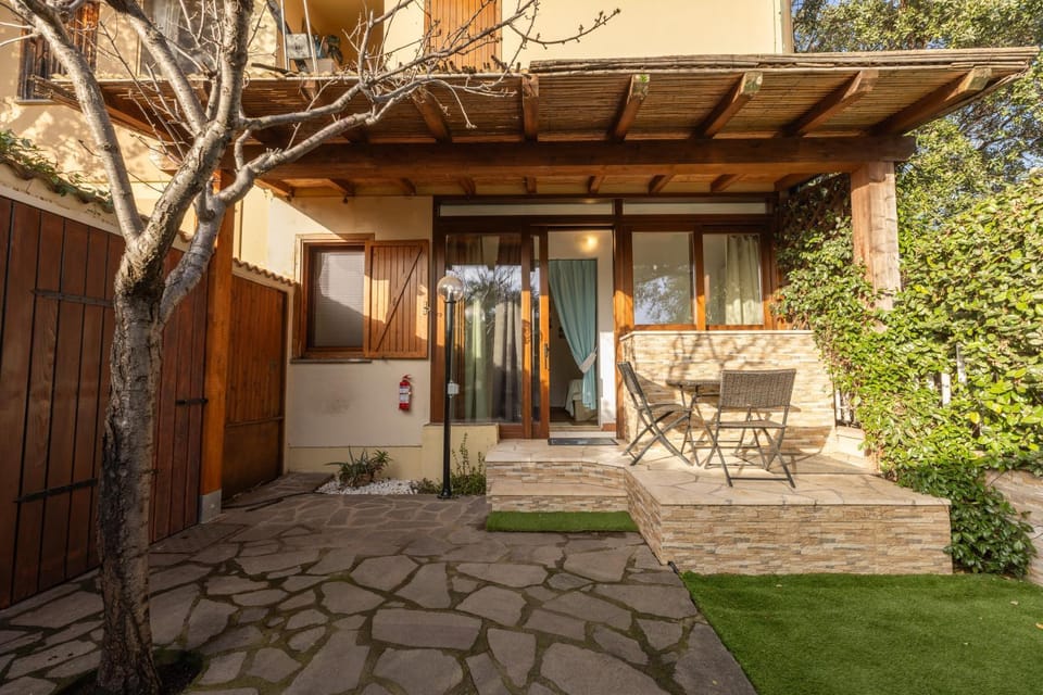 Property building, Patio, Spring, Day, Garden, Garden view