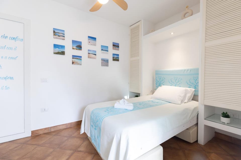Bed, Photo of the whole room, Bedroom, fireplace, towels