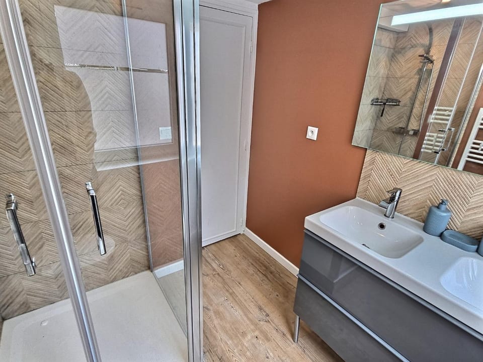 Shower, Bathroom, towels