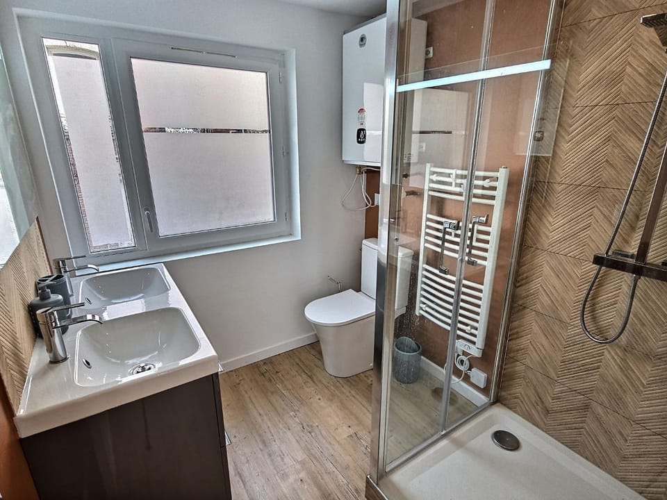Shower, Toilet, Bathroom, towels