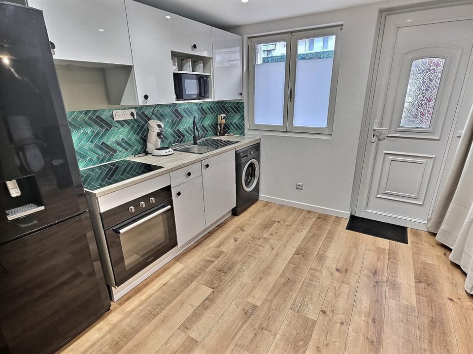 Kitchen or kitchenette, oven, stove, washing machine