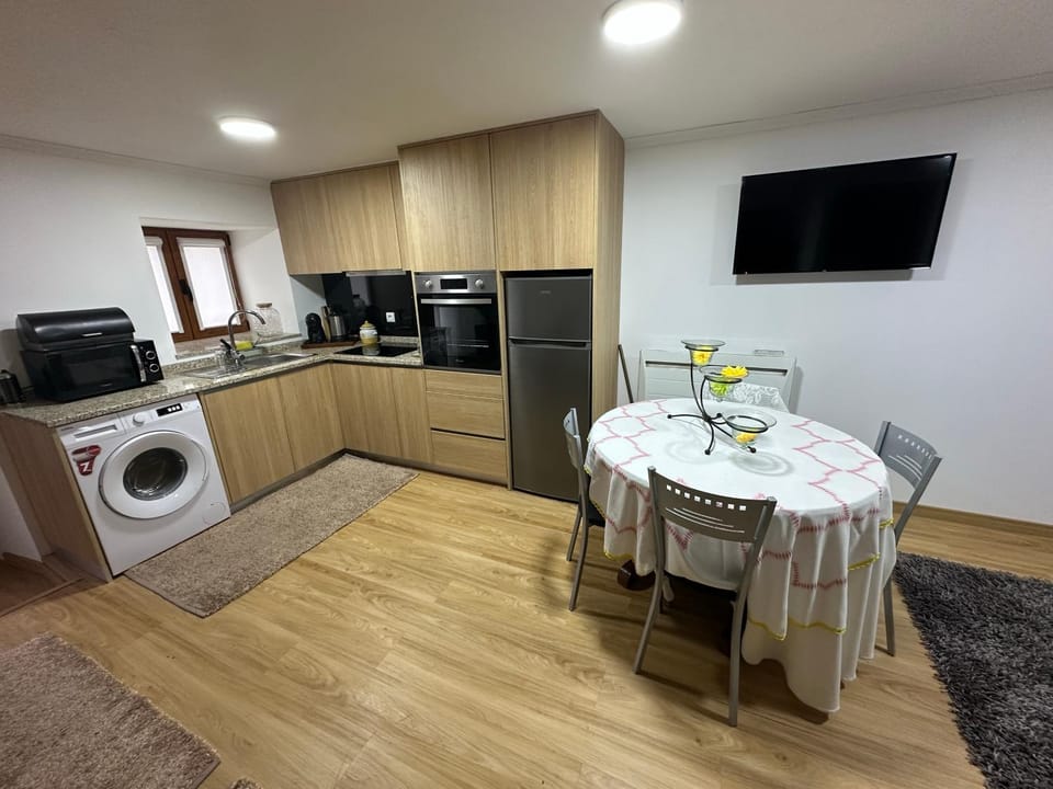 Communal lounge/ TV room, TV and multimedia, Coffee/tea facilities, Kitchen or kitchenette, Living room, Seating area, Dining area, oven, stove, toaster, washing machine