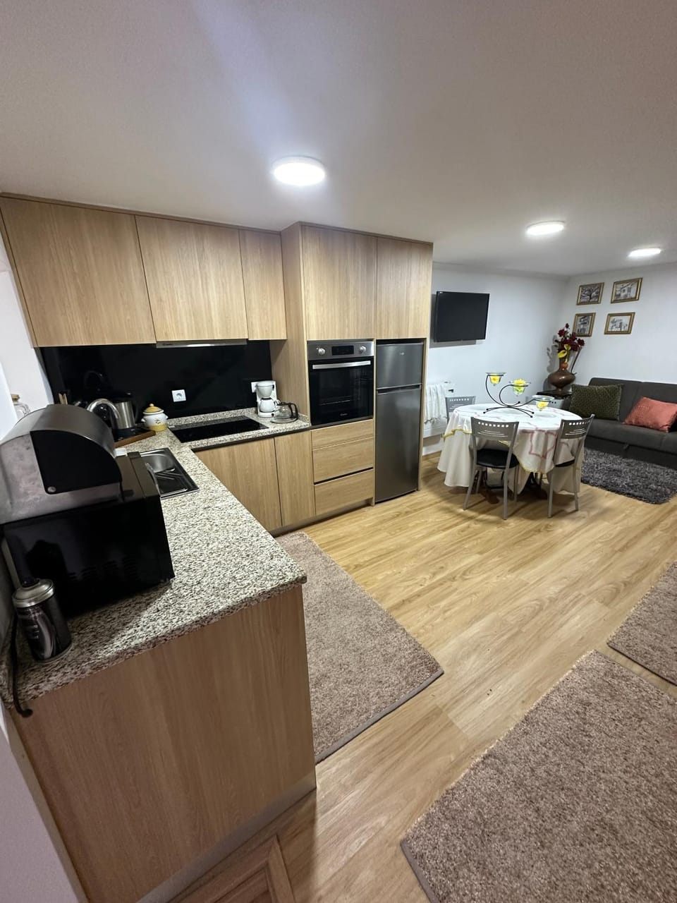 TV and multimedia, Kitchen or kitchenette, Living room, Seating area, Dining area, oven, stove