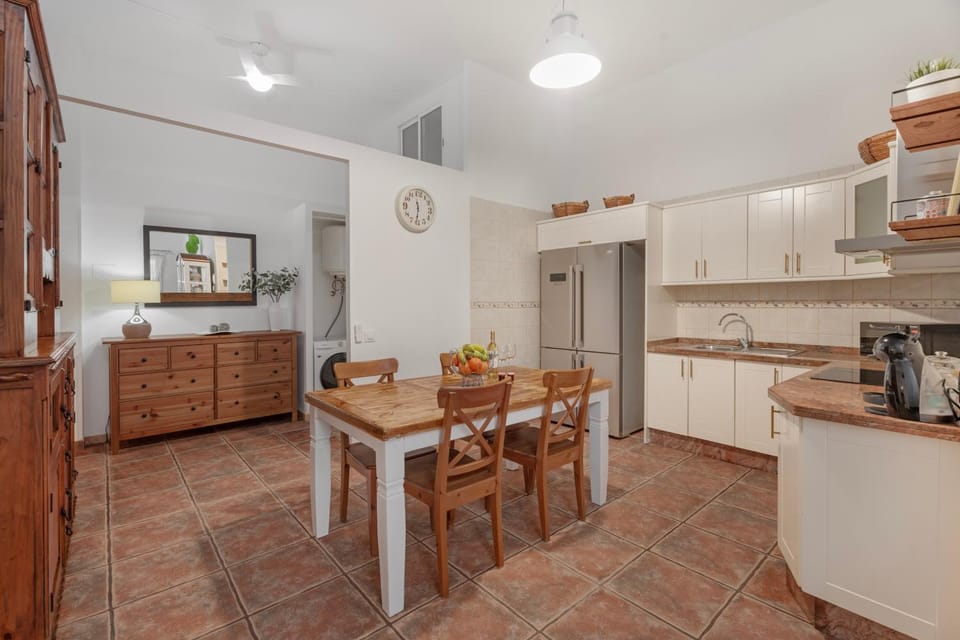 Property building, Kitchen or kitchenette, Living room