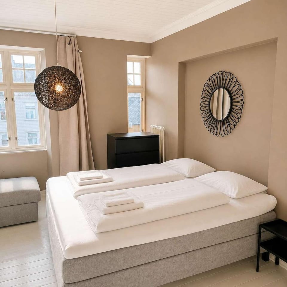 Bed, Photo of the whole room, Bedroom, towels