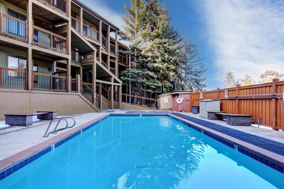 Property building, Swimming pool, Swimming pool