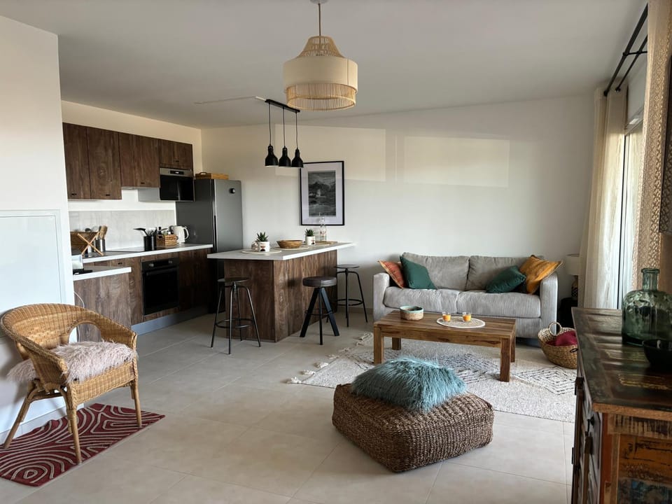 Kitchen or kitchenette, Living room, Dining area