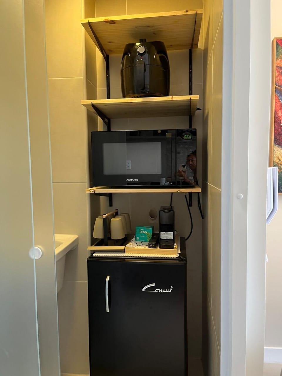 Kitchen or kitchenette, minibar