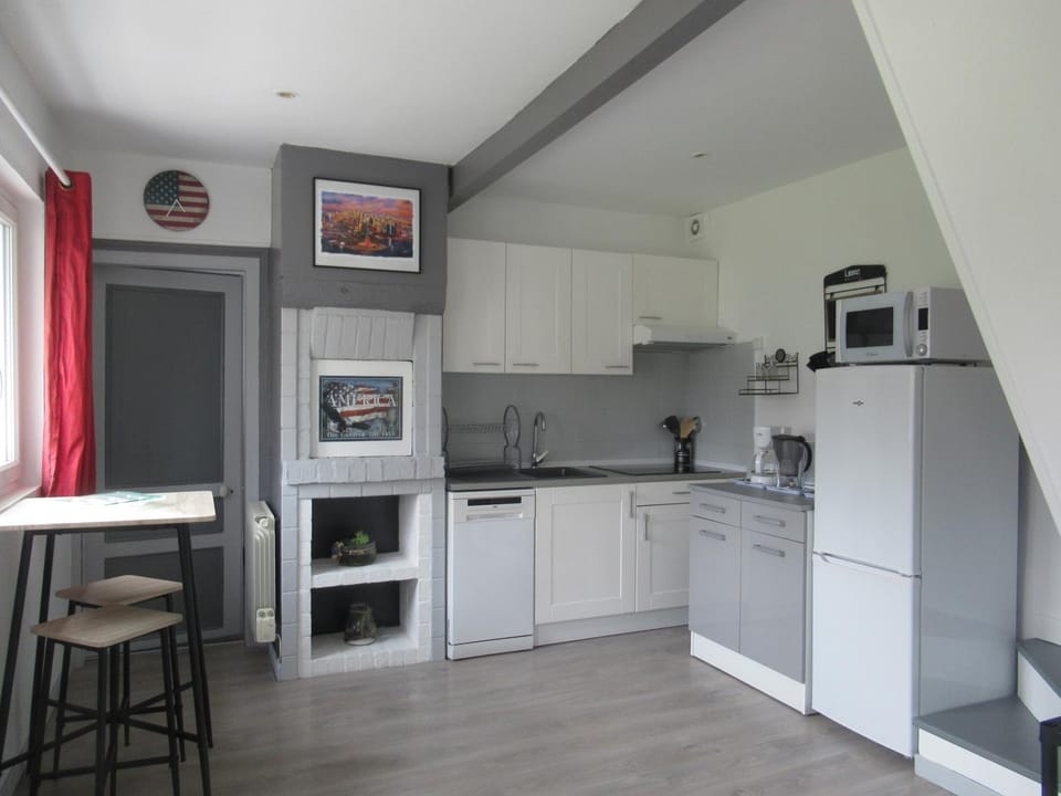Coffee/tea facilities, dishwasher, stove, toaster