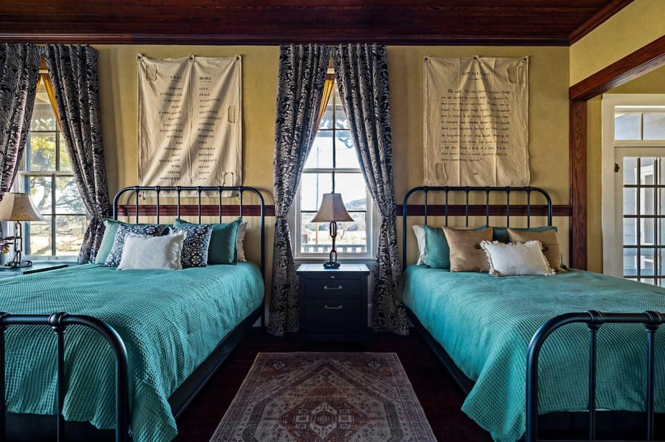 Kingsby Farmhouse - 1BR with 2 Queens & Mountain Views House in Boerne