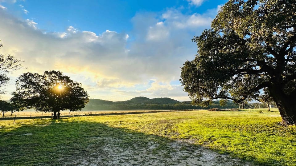 Kingsby Farmhouse - 1BR with 2 Queens & Mountain Views House in Boerne