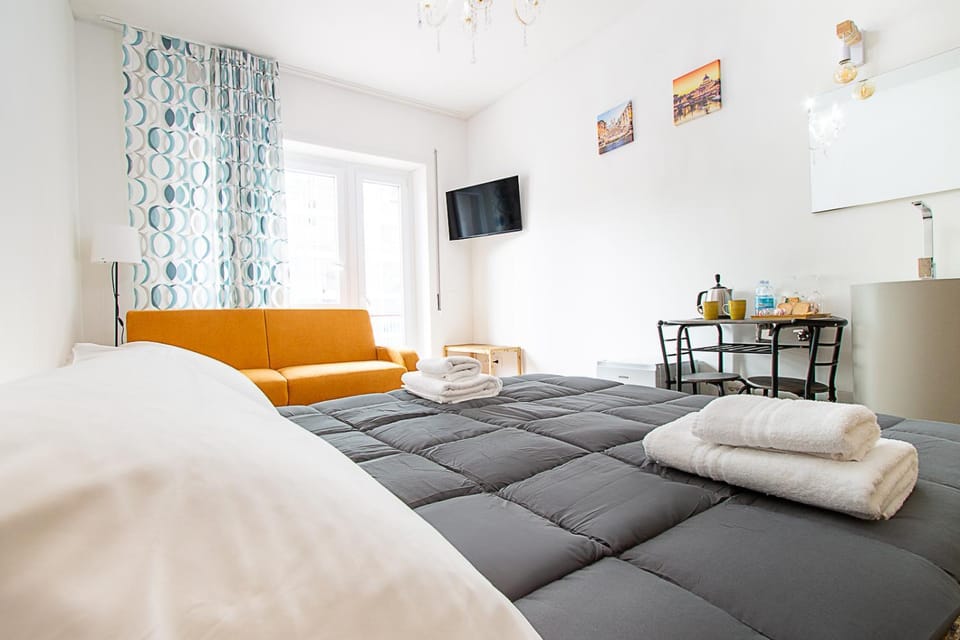 Bed, TV and multimedia, Coffee/tea facilities, Photo of the whole room, Bedroom, towels