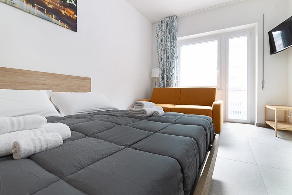 Bed, TV and multimedia, Photo of the whole room, Decorative detail, Bedroom, towels