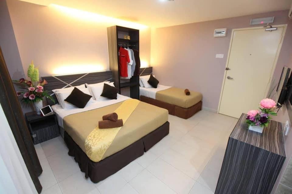 Bed, Photo of the whole room, towels