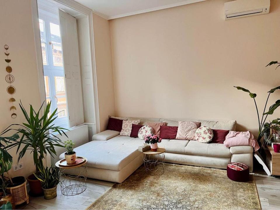 Living room, Seating area, air conditioner