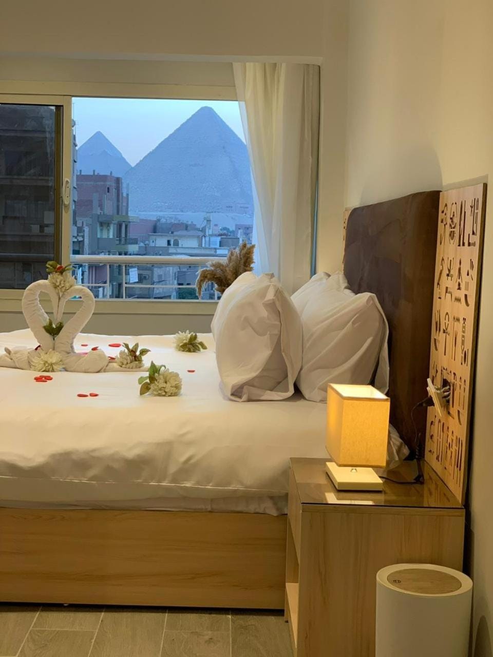 Bedroom, Mountain view