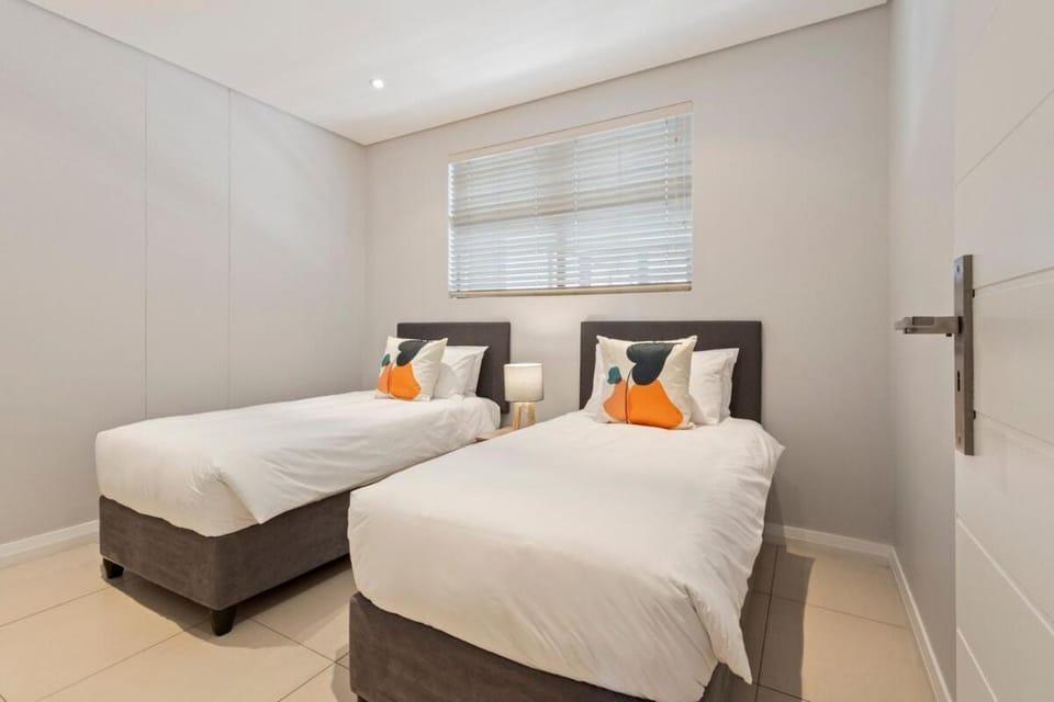 Stylish Umhlanga Rocks Stay - Balcony, Pool, Prime Location Apartment in Umhlanga