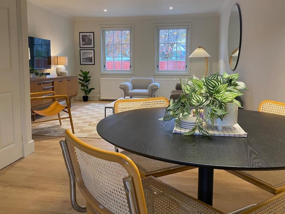 Living room, Seating area, Dining area