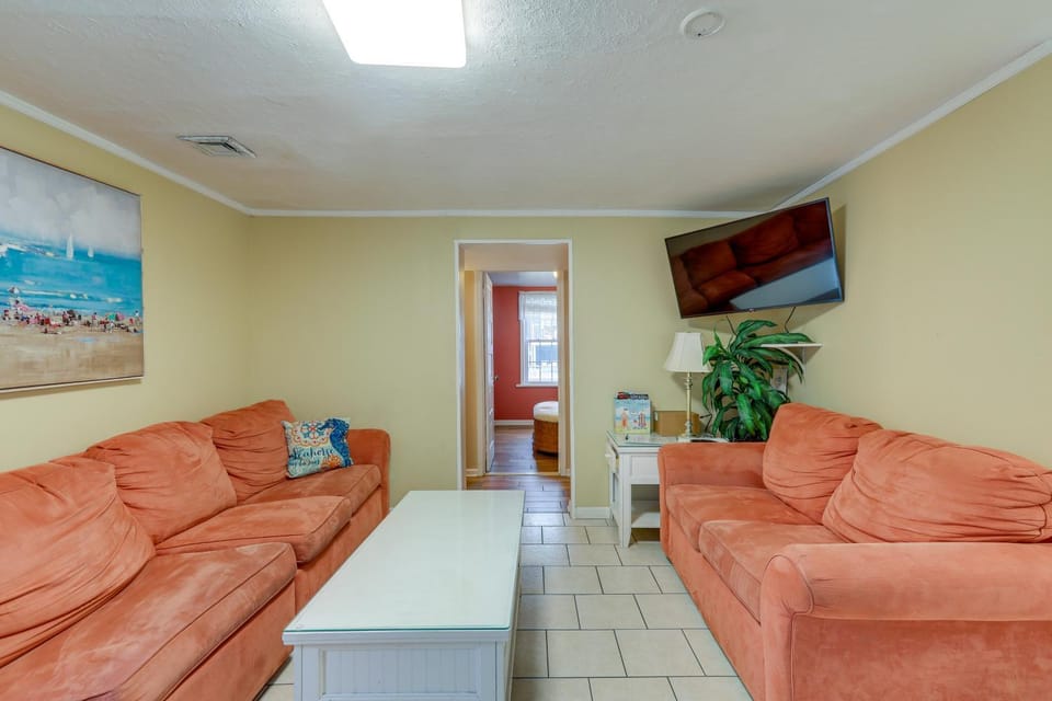 < 1/2 Mi to Beach: Wildwood Getaway w/ Patio! Apartment in Wildwood
