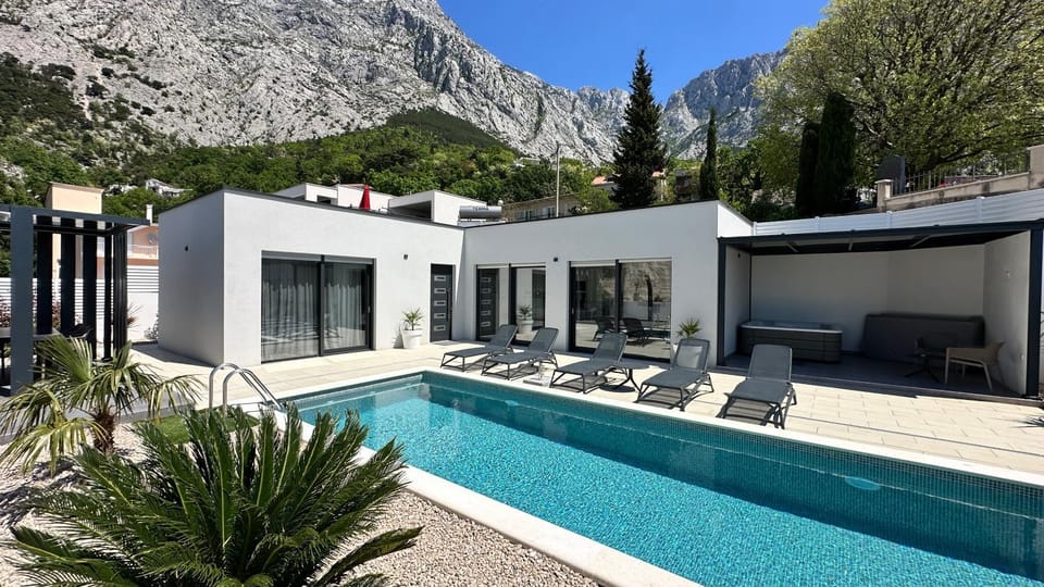 Villa Marco Polo , grijani bazen , jacuzzi Villa in Baška Voda