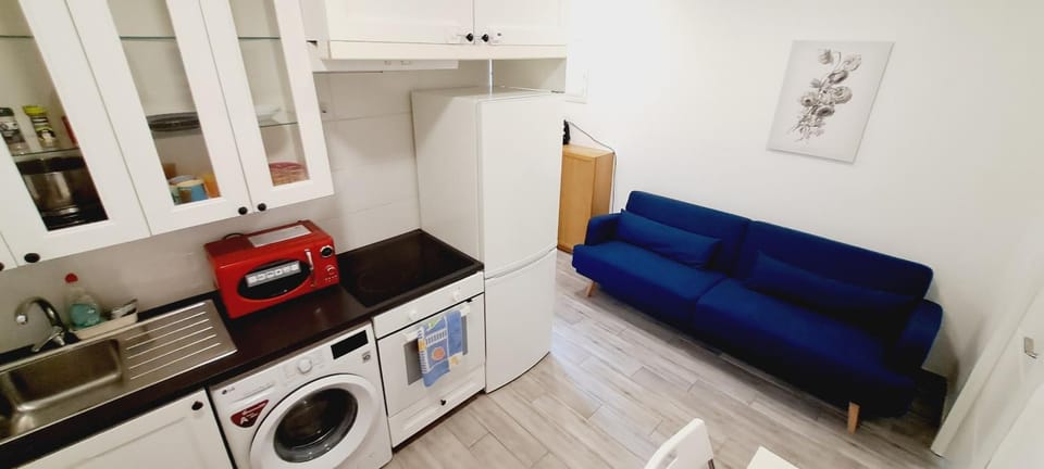 Kitchen or kitchenette, Living room, Seating area, oven, toaster, washing machine