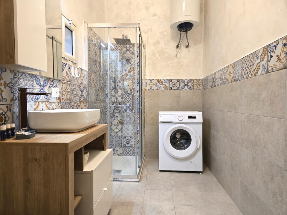 Toilet, bidet, hair dryier, towels, washing machine