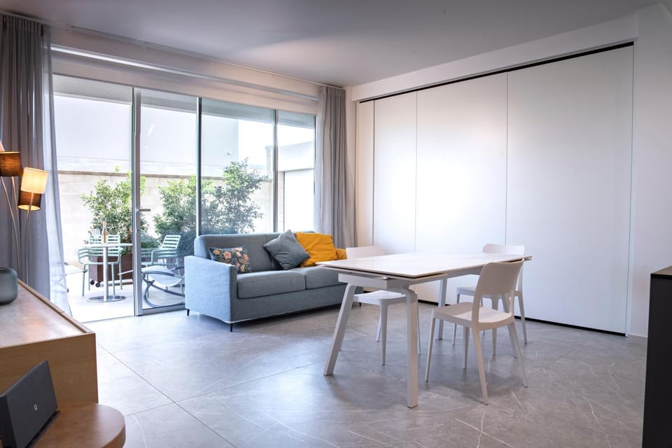 Patio, Living room