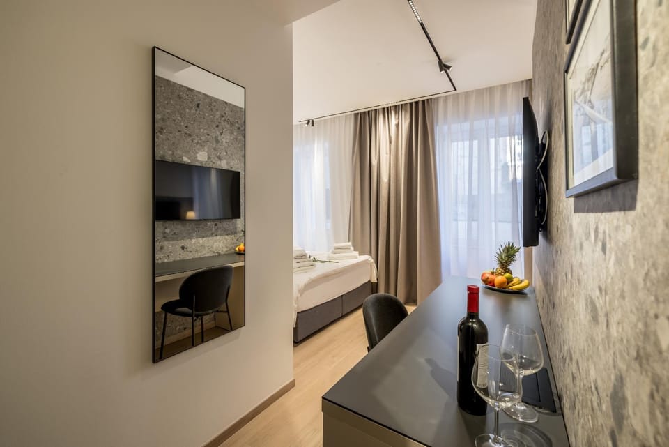 Bed, TV and multimedia, Photo of the whole room, Bedroom, towels