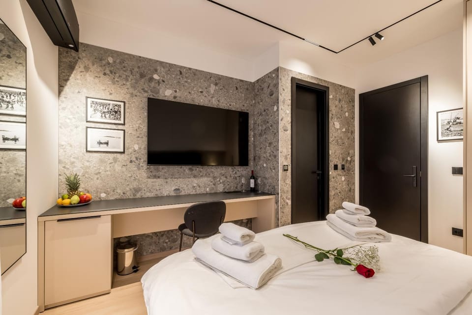 Bed, TV and multimedia, Photo of the whole room, Bedroom, towels