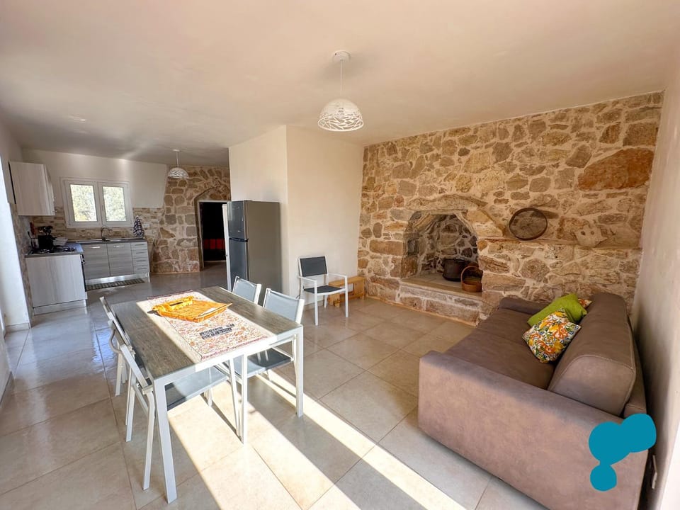 Kitchen or kitchenette, Living room, Seating area, Dining area, oven