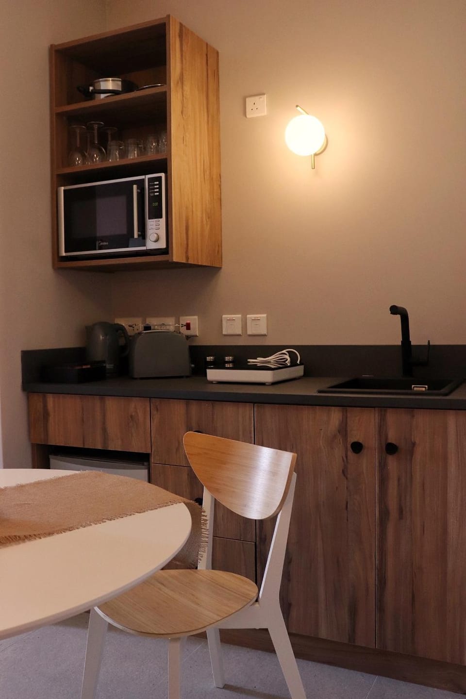 Kitchen or kitchenette, Dining area, minibar, stove, toaster