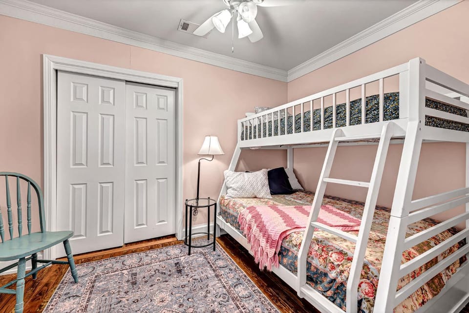 University Place, family stay, practically on JBU campus House in Siloam Springs